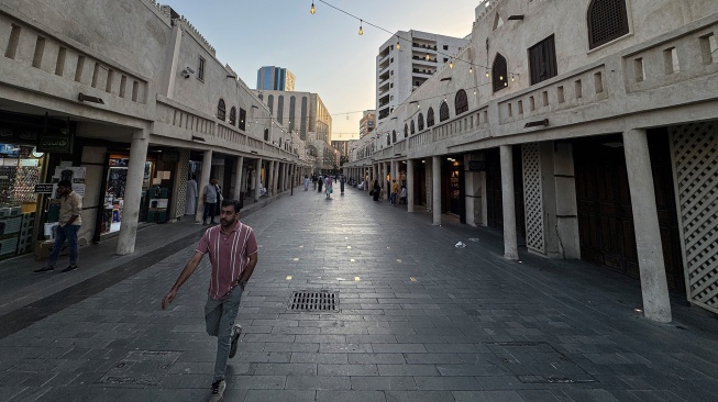 Pengunjung berjalan di kawasan bersejarah Al Balad, Jeddah, Arab Saudi, Minggu (7/6/2026). [ANTARA FOTO/Citro Atmoko/sgd/YU]