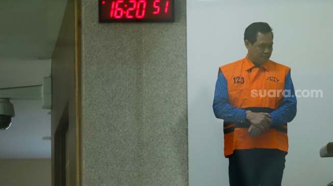 Bupati Muara Enim Edison (tengah) berjalan usai menjalani pemeriksaan di gedung KPK Merah Putih, Jakarta, Rabu (9/6/2026). [Suara.com/Alfian Winanto] 