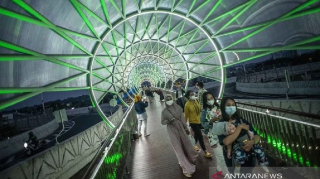 Lift Rusak Akibat Vandalisme, Lansia Terengah-Engah Naiki Tangga JPO Tapal Kuda Lenteng Agung