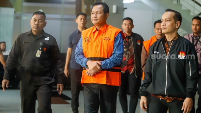 Bupati Muara Enim Edison (tengah) berjalan usai menjalani pemeriksaan di gedung KPK Merah Putih, Jakarta, Rabu (9/6/2026). [Suara.com/Alfian Winanto] 