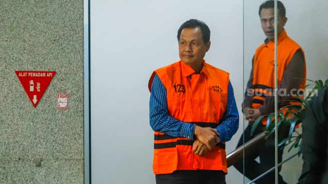 Bupati Muara Enim Edison (tengah) berjalan usai menjalani pemeriksaan di gedung KPK Merah Putih, Jakarta, Rabu (9/6/2026). [Suara.com/Alfian Winanto] 