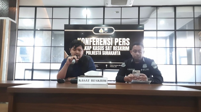 Tim Resmob Satreskrim Polresta Solo berhasil mengamankan tiga pemuda yang diduga terlibat dalam aksi pocong yang sempat viral dan meresahkan masyarakat di wilayah Ngoresan, Kecamatan Jebres, Kota Solo.