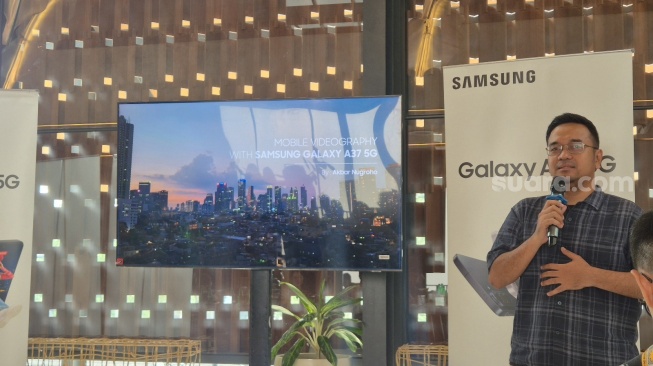 Photographer sekaligus Content Creator, Akbar Nugroho dalam acara Awesome Workshop with Galaxy A57 5G & Galaxy A37 5G di Bandung, Selasa (9/6/2026). [Suara.com/Dythia] . [Suara.com/Dythia]