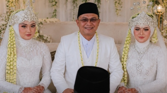 Perempuan Ini 'Hadiahkan' Suaminya Seorang Santriwati Berusia 19 Tahun Jadi Istri ke-2