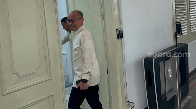 Ekonom Muhammad Chatib Basri dan Luhut Binsar Pandjaitan mendatangi Istana Kepresidenan Jakarta pada Selasa, 9 Juni 2026. [Suara.com/Novian Ardiansyah]