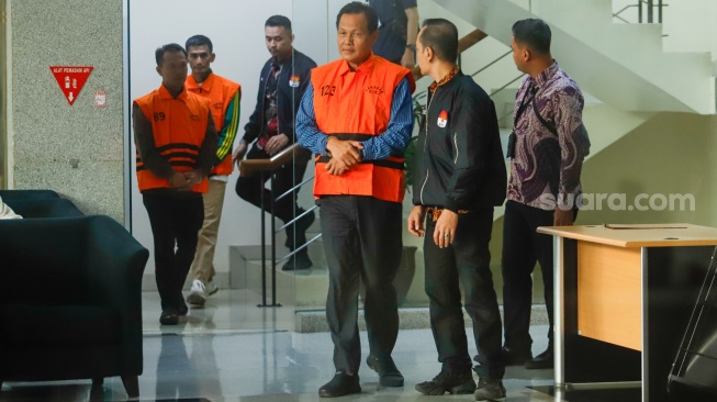 Bupati Muara Enim Edison (tengah) berjalan usai menjalani pemeriksaan di gedung KPK Merah Putih, Jakarta, Rabu (9/6/2026). [Suara.com/Alfian Winanto] 