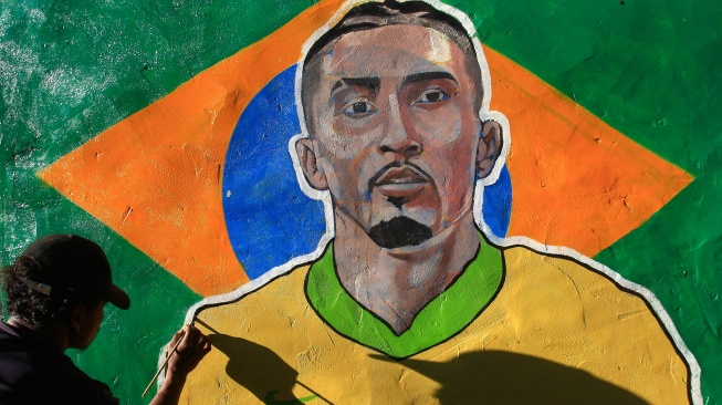 Warga melukis mural terkait Piala Dunia 2026 di Dok IX, Kelurahan Tanjung Ria, Jayapura Utara, Kota Jayapura, Papua, Senin (8/6/2026). [ANTARA FOTO/Gusti Tanati/sgd/wsj] 