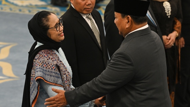 Presiden Prabowo Subianto (kanan) memberikan ucapan selamat kepada Kepala Badan Gizi Nasional (BGN) Nanik S. Deyang (kiri) usai dilantik di Istana Negara, Jakarta, Senin (8/6/2026). [ANTARA FOTO/Bayu Pratama S/hma/YU]