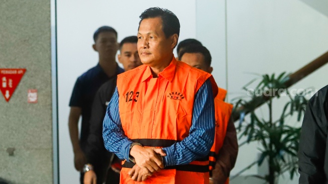 Bupati Muara Enim Edison (tengah) berjalan usai menjalani pemeriksaan di gedung KPK Merah Putih, Jakarta, Rabu (9/6/2026). [Suara.com/Alfian Winanto] 