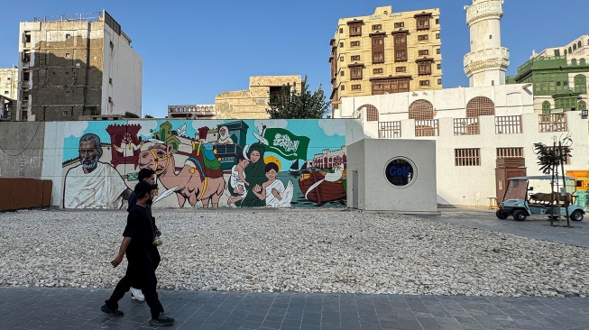 Pengunjung berjalan di kawasan bersejarah Al Balad, Jeddah, Arab Saudi, Minggu (7/6/2026). [ANTARA FOTO/Citro Atmoko/sgd/YU]
