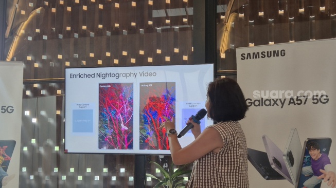 MX Product Marketing Senior Manager Samsung Electronics Indonesia, Annisa Maulina, dalam acara Awesome Workshop with Galaxy A57 5G & Galaxy A37 5G di Bandung, Selasa (9/6/2026). [Suara.com/Dythia]