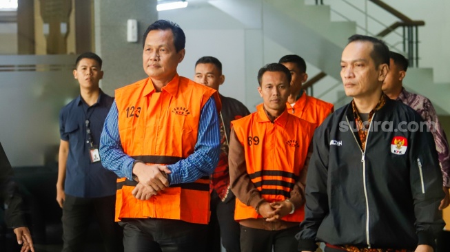 Bupati Muara Enim Edison (tengah) berjalan usai menjalani pemeriksaan di gedung KPK Merah Putih, Jakarta, Rabu (9/6/2026). [Suara.com/Alfian Winanto] 