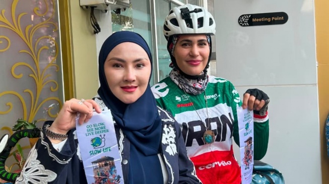 Pesepeda asal Iran Arezoo Eskandari (kanan) di Jakarta. (Suara.com/Tsabita)