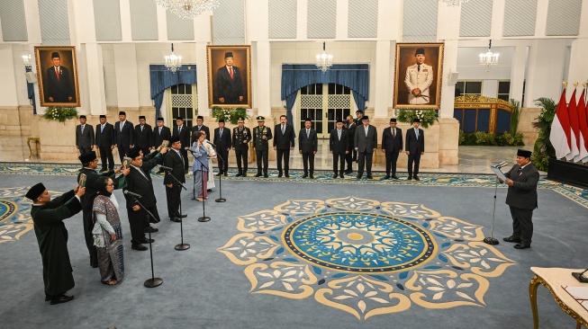 Presiden Prabowo Subianto (kanan) melantik Kepala Badan Gizi Nasional (BGN) Nanik S. Deyang (kedua kiri) bersama Wakil Kepala BGN Agustina Arumsari (ketujuh kiri) dan Trenggono (keenam kiri) di Istana Negara, Jakarta, Senin (8/6/2026). [ANTARA FOTO/Bayu Pratama S/hma/YU]
