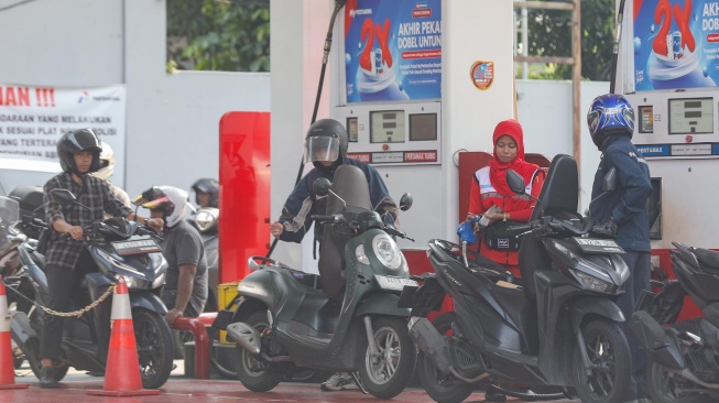 Pengendara sepeda motor mengisi bahan bakar minyak (BBM) di SPBU di Jakarta, Rabu (10/6/2026). [Suara.com/Alfian Winanto]