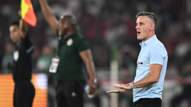 Pelatih Timnas Indonesia John Herdman (kanan) memberikan instruksi kepada anak asuhnya saat bertanding melawan Timnas Mozambik dalam laga FIFA Matchday di Stadion Utama Gelora Bung Karno (SUGBK), Senayan, Jakarta, Selasa (9/6/2026). [ANTARA FOTO/M Risyal Hidayat/nym]