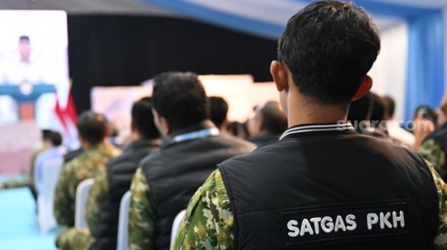 Anggota Satgas PKH mendengarkan sambutan Presiden Prabowo Subianto dalam acara penyerahan denda administratif dan lahan hutan hasil penindakan Satgas PKH di Kantor Kejaksaan Agung, Jakarta, 13 Mei 2026. [BPMI Setpres].