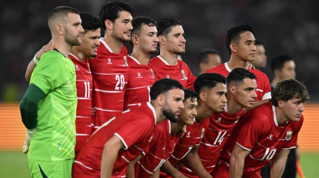 Timnas Indonesia berfoto bersama sebelum melawan Timnas Mozambik dalam laga FIFA Matchday di Stadion Utama Gelora Bung Karno (SUGBK), Senayan, Jakarta, Selasa (9/6/2026). [ANTARA FOTO/M Risyal Hidayat/nym]
