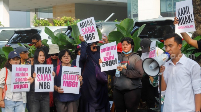 Massa yang tergabung dalam MBG Watch melakukan demonstrasi di depan Gedung Badan Gizi Nasional (BGN) di Jakarta, Rabu (10/6/2026). [Suara.com/Alfian Winanto]