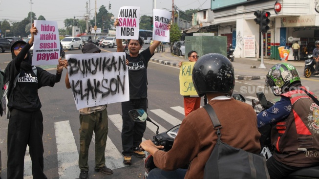 Massa yang tergabung dalam MBG Watch melakukan demonstrasi di depan Gedung Badan Gizi Nasional (BGN) di Jakarta, Rabu (10/6/2026). [Suara.com/Alfian Winanto]
