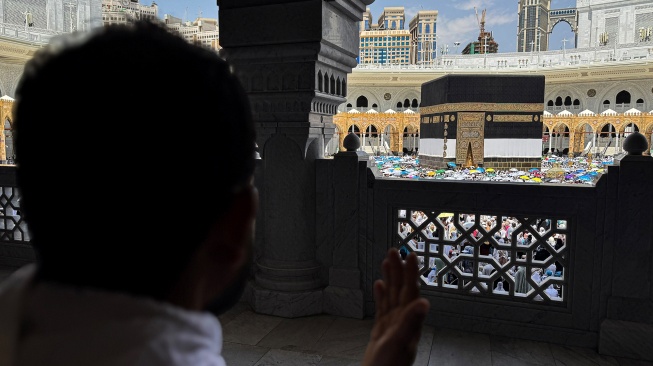 Seorang haji memanjatkan doa saat melaksanakan Tawaf Wada di Masjidil Haram, Makkah, Arab Saudi, Selasa (9/6/2026). [ANTARA FOTO/Citro Atmoko/sgd/nym]
