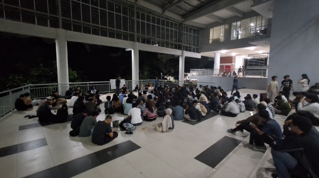 Suasana rapat Konsolidasi Nasional  di Aula Pusat Kegiatan Mahasiswa Lama, Universitas Indonesia, Depok, Jawa Barat, Rabu malam (10/6/2026). [Suara.com/Cornelius Juan Prawira]