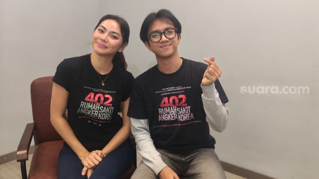 Saputra Kori dan Aylena Fusil saat berkunjung ke redaksi Suara.com, Rabu (10/6/2026) untuk mempromosikan film 402: Rumah Sakit Angker Korea. [Rena Pangesti/Suara.com]
