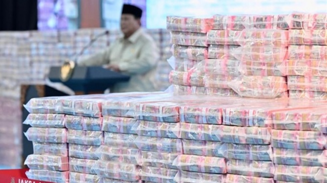 Presiden Prabowo Subianto memberikan sambutan dalam acara penyerahan denda administratif dan lahan kawasan hutan hasil penindakan Stagas PKH di Kantor Kejaksaan Agung, Jakarta, 13 Mei 2026. [BPMI Setpres].
