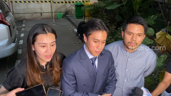 Thariq Halilintar dan Aaliyah Massaid didampingi kuasa hukum mereka, Sangun Ragahdo usai menjalani pemeriksaan di Polda Metro Jaya pada Rabu, 10 Juni 2026 [Suara.com/Tiara Rosana].