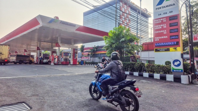 Pengendara sepeda motor mengisi bahan bakar minyak (BBM) di SPBU di Jakarta, Rabu (10/6/2026). [Suara.com/Alfian Winanto]