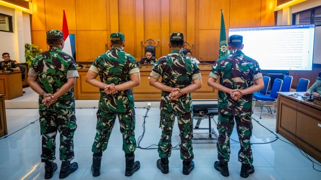 Terdakwa kasus penyiraman air keras kepada aktivis KontraS Andrie Yunus, Lettu Sami Lakka (kiri), Kapten Nandala Dwi Prasetya (kedua kiri), Lettu Budhi Hariyanto Widhi Cahyono (kedua kanan) dan Serda Edi Sudarko (kanan) menjalani sidang pembacaan putusan di Pengadilan Militer II-08, Jakarta, Rabu (10/6/2026). [ANTARA FOTO/Bayu Pratama S/nz]
