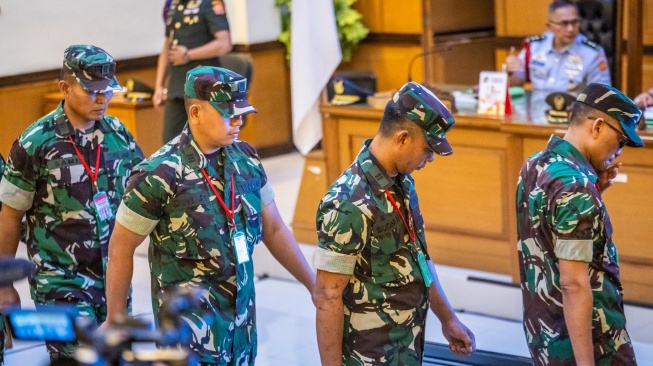 Terdakwa kasus penyiraman air keras kepada aktivis KontraS Andrie Yunus, Lettu Sami Lakka (kiri), Kapten Nandala Dwi Prasetya (kedua kiri), Lettu Budhi Hariyanto Widhi Cahyono (kedua kanan) dan Serda Edi Sudarko (kanan) berjalan keluar usai menjalani sidang pembacaan putusan di Pengadilan Militer II-08, Jakarta, Rabu (10/6/2026). [ANTARA FOTO/Bayu Pratama S/nz]
