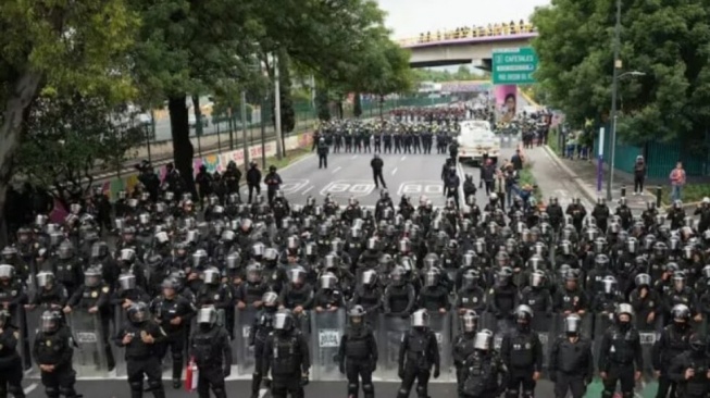 Ketegangan mewarnai persiapan Piala Dunia 2026 setelah ribuan demonstran memblokade akses menuju Stadion Azteca, hanya 48 jam sebelum laga pembuka. [Istimewa]
