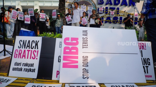 Massa yang tergabung dalam MBG Watch melakukan demonstrasi di depan Gedung Badan Gizi Nasional (BGN) di Jakarta, Rabu (10/6/2026). [Suara.com/Alfian Winanto]