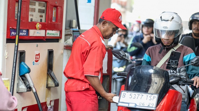 Pengendara sepeda motor mengisi bahan bakar minyak (BBM) di SPBU di Jakarta, Rabu (10/6/2026). [Suara.com/Alfian Winanto]