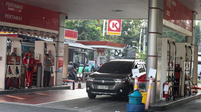 Pengendara sepeda motor mengisi bahan bakar minyak (BBM) di SPBU di Jakarta, Rabu (10/6/2026). [Suara.com/Alfian Winanto]