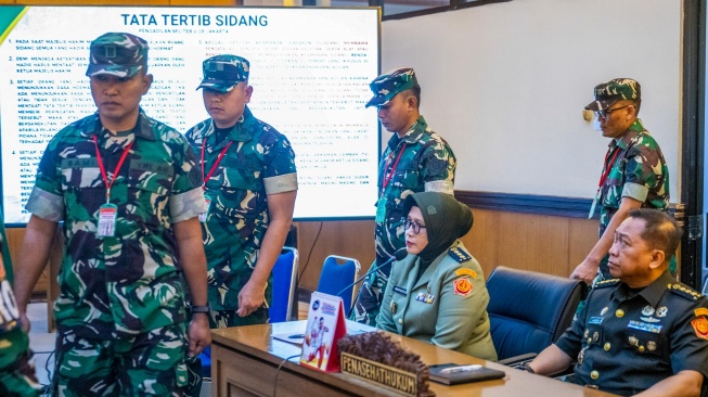 Terdakwa kasus penyiraman air keras kepada aktivis KontraS Andrie Yunus, Lettu Sami Lakka (kiri), Kapten Nandala Dwi Prasetya (kedua kiri), Lettu Budhi Hariyanto Widhi Cahyono (ketiga kiri) dan Serda Edi Sudarko (keempat kiri) tiba untuk menjalani sidang pembacaan putusan di Pengadilan Militer II-08, Jakarta, Rabu (10/6/2026). [ANTARA FOTO/Bayu Pratama S/nz]