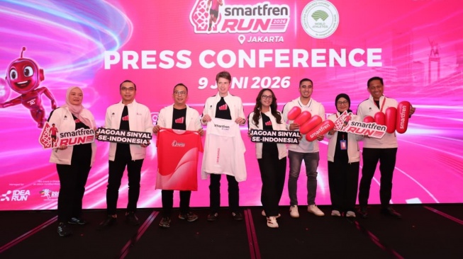 (kiri-kanan) Regional Group Head Jakarta Banten XLSMART Rd. Sofia Purbayanti, Core Planning Design & Deployment XLSMART Eben Eliezer Pandapotan, Group Head Marketing SMARTFREN XLSMART Astiyanto Tri Muktiwibowo, Direktur & Chief Commercial Officer XLSMART David Arcelus Oses, Head of Brand Marketing SMARTFREN XLSMART Edtine Pamilien Gensana, Group Head Corporate Communication & Sustainability XLSMART Reza Mirza, Komisi Road Race Event Satyo Haryo Wibisono, dan Race Director SMARTFREN Run Safrita Aryana berfoto bersama usai Press Conference SMARTFREN Run 2026 dan kampanye “Jagoan Sinyal Se-Indonesia” di XLSMART Tower, Jakarta, Selasa (9/6/2026). [Suara.com/Alfian Winanto]