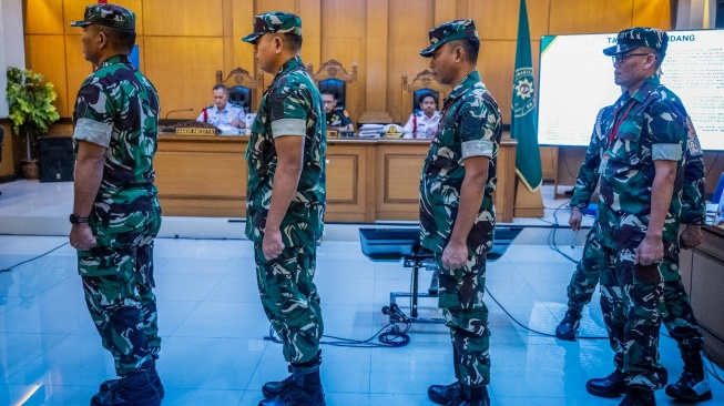 Terdakwa kasus penyiraman air keras kepada aktivis KontraS Andrie Yunus, Lettu Sami Lakka (kiri), Kapten Nandala Dwi Prasetya (kedua kiri), Lettu Budhi Hariyanto Widhi Cahyono (kedua kanan) dan Serda Edi Sudarko (kanan) bersiap menjalani sidang pembacaan putusan di Pengadilan Militer II-08, Jakarta, Rabu (10/6/2026). [ANTARA FOTO/Bayu Pratama S/nz]
