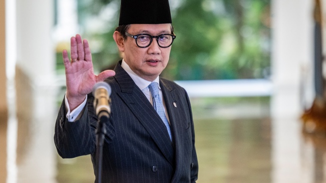 Wakil Menteri Luar Negeri Arif Havas Oegroseno memberikan pernyataan usai penyerahan surat kepercayaan dari Duta Besar Luar Biasa dan Berkuasa Penuh (Dubes LBBP) kepada Presiden Prabowo Subianto di Istana Merdeka, Jakarta, Selasa (9/6/2026). [ANTARA FOTO/Bayu Pratama S/nym]