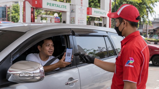 ilustrasi daftar mobil dilarang isi pertalite (dibuat dengan AI)