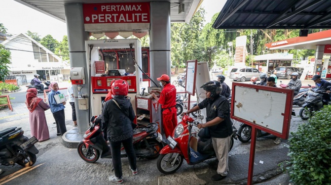 Pengendara sepeda motor mengisi bahan bakar minyak (BBM) di SPBU di Jakarta, Rabu (10/6/2026). [Suara.com/Alfian Winanto]