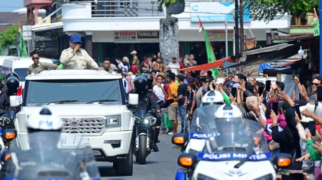 Presiden Prabowo menaiki Maung MV3 Garuda Limousine. [BPMI Sekretariat Presiden]