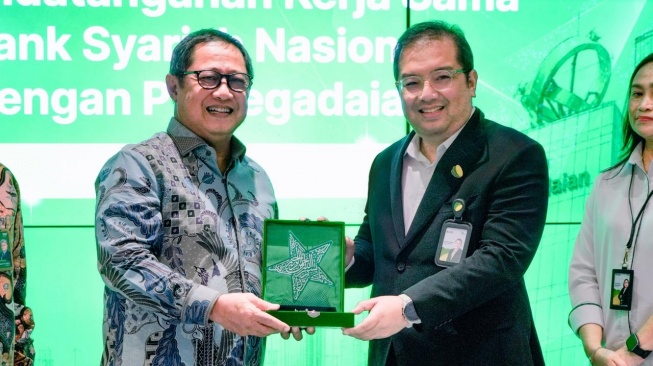 Direktur Keuangan dan Perencanaan Strategis PT Pegadaian Ferdian Timur Satyagraha, Direktur Utama PT Bank Syariah Nasional Alex Sofjan Noor. (Dok: PT Pegadaian)