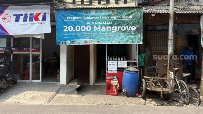 Pedagang BBM Eceran mulai jual harga Pertamax Rp 18.000 per liter. [Suara.com/Yaumal Asri Adi Hutasuhut].