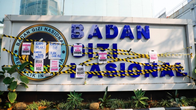 Massa menyegel Gedung Badan Gizi Nasional (BGN) di Jakarta, Rabu (10/6/2026). [Suara.com/Alfian Winanto]