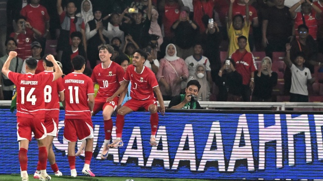 Pesepak bola Timnas Indonesia Ole Romeny (keempat kiri) berselebrasi bersama rekan setimnya usai membobol gawang Timnas Mozambik dalam laga FIFA Matchday di Stadion Utama Gelora Bung Karno (SUGBK), Senayan, Jakarta, Selasa (9/6/2026). [ANTARA FOTO/M Risyal Hidayat/nym]