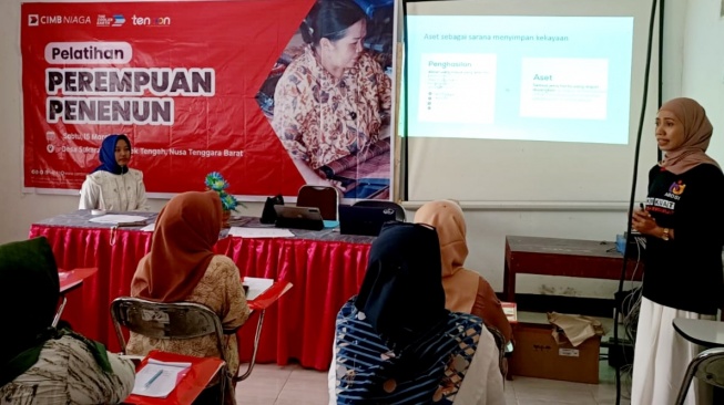 Pelatihan Perempuan Penenun di Lombok (Dok. CIMB Niaga)
