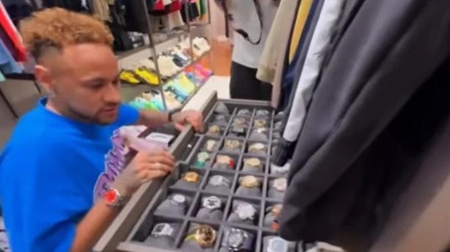 Mau Fokus ke Piala Dunia atau Pamer? Neymar Bawa 9 Jam Tangan Senilai Rp65 M ke AS