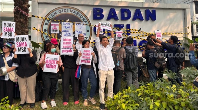Koalisi masyarakat sipil yang tergabung dalam MBG Watch menggelar aksi demonstrasi di depan kantor Badan Gizi Nasional (BGN), Kebon Sirih, Jakarta. (Suara.com/Dinda)